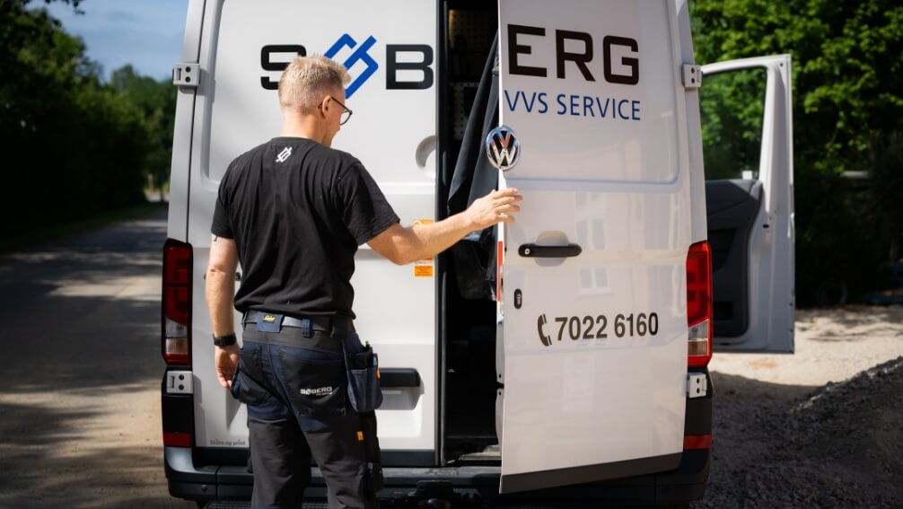 Søberg team arbejder sammen på kontoret