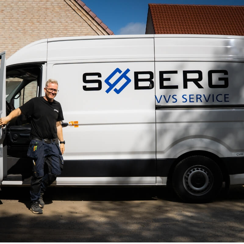 Søberg-servicevogn parkeret foran en boligforening, tekniker klar med værktøj